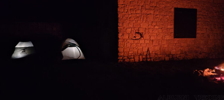 tenda illuminata vicino al rifugio degli Alburni