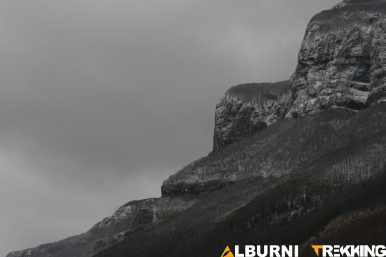 Profilo dei Monti Alburni visto da Sicignano degli Alburni, noto come il profilo di Mussolini o il gigante dormiente
